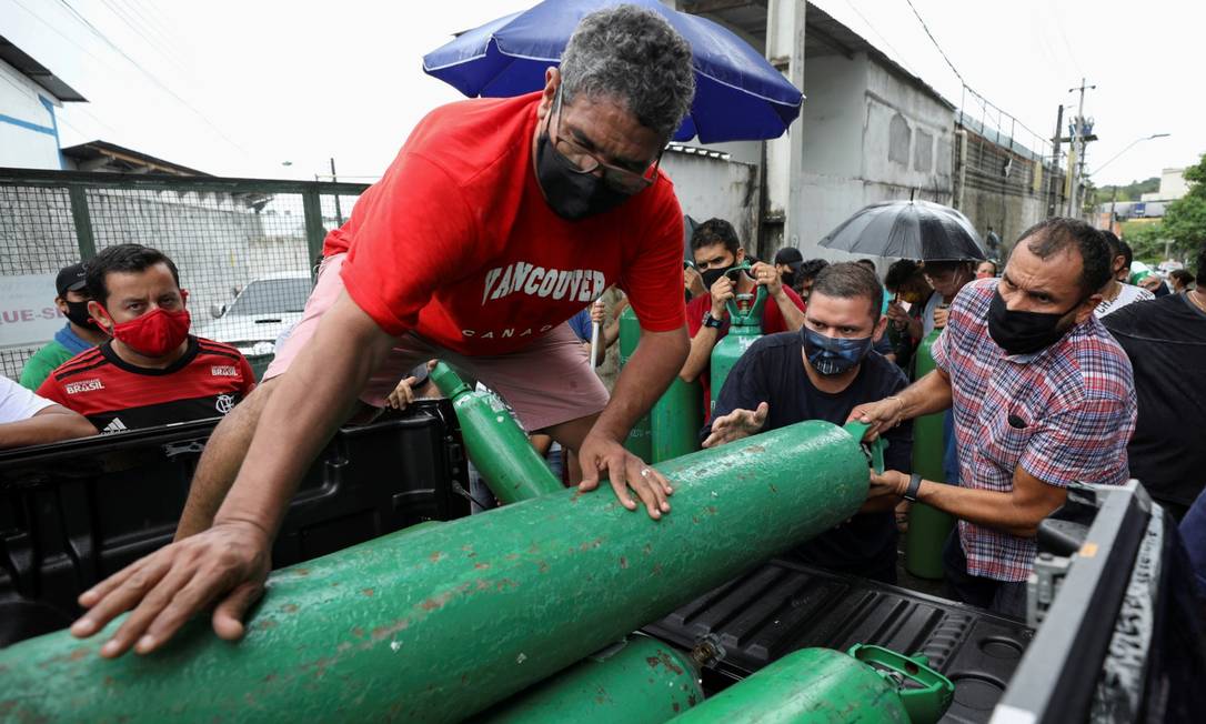 Parentes de pacientes tentam comprar cilindros de oxigênio em Manaus Foto: BRUNO KELLY / REUTERS / 15-1-21