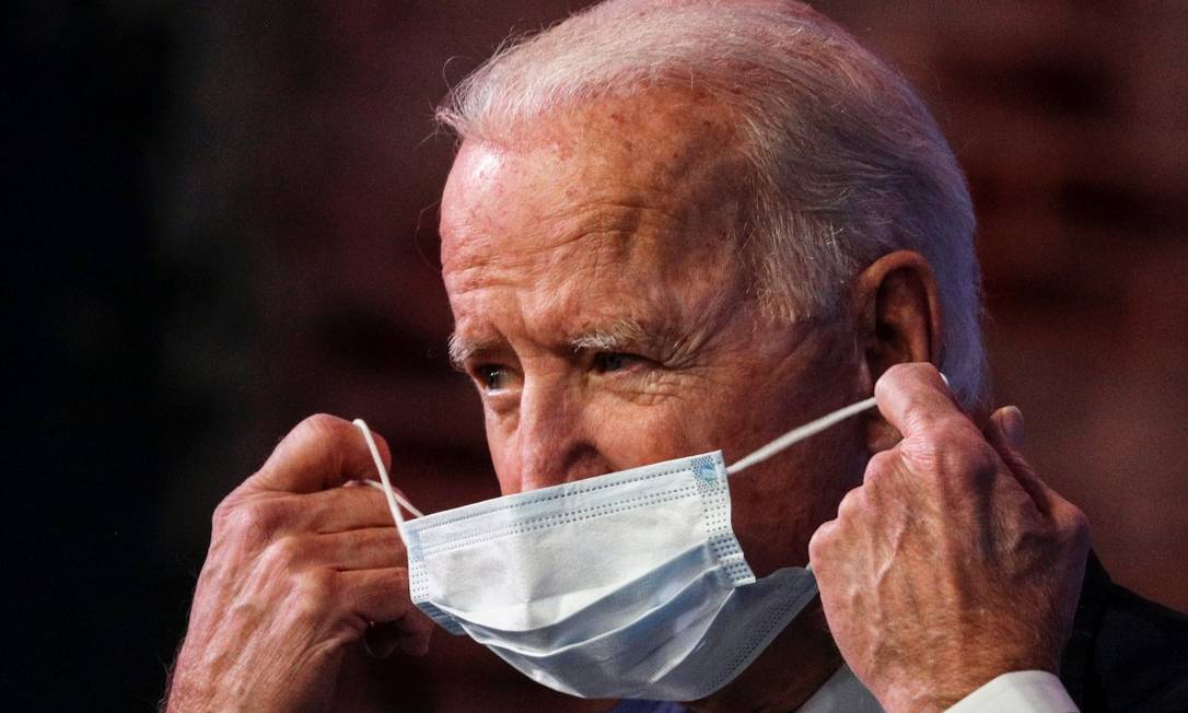 Presidente eleito dos Estados Unidos, Joe Biden, retira a máscara antes de fazer pronunciamento sobre o estado econômico e a pandemia de Covid-19 no país Foto: TOM BRENNER / REUTERS / 14-1-21