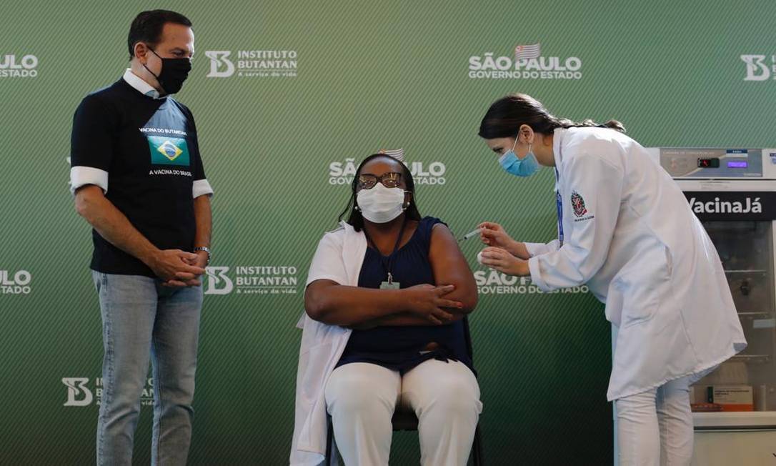 A enfermeira Mônica Calazans, primeira brasileira a ser vacinada, no momento em que recebeu o imunizante Foto: Edilson Dantas/O Globo