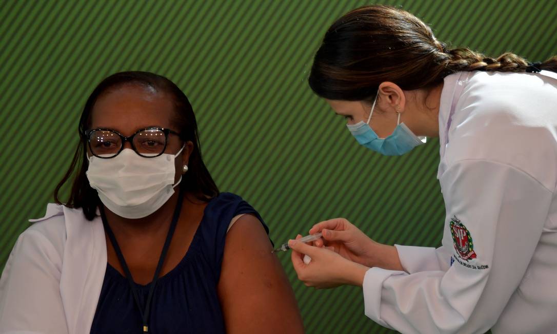 Enfermeira Mônica Calazans, primeira brasileira a se imunizar contra a Covid-19, domingo, em São Paulo Foto: NELSON ALMEIDA / AFP