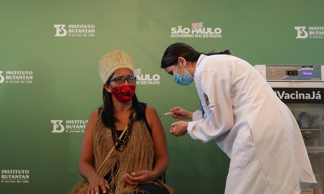 Vanusa Kaimbe, uma mulher indígena, recebe a vacina contra o coronavírus produzida pela farmacêutica chinesa Sinovac Foto: AMANDA PEROBELLI / REUTERS