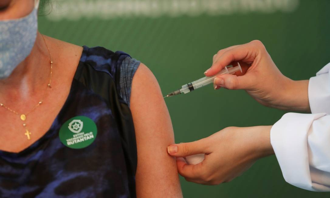 Uma mulher é inoculada com vacina contra o coronavírus da Sinovac, depois que a Anvisa aprovou seu uso de emergêncial, no Hospital das Clínicas de São Paulo Foto: AMANDA PEROBELLI / REUTERS