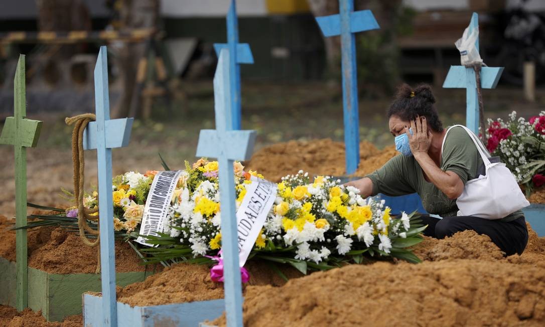 Valcenir Alves Ferreira, 53, chora durante enterro da tia Vacilda Pereira Queiroz, de 73 anos, vítima da Covid que no Hospital 28 de Agosto Foto: BRUNO KELLY / REUTERS