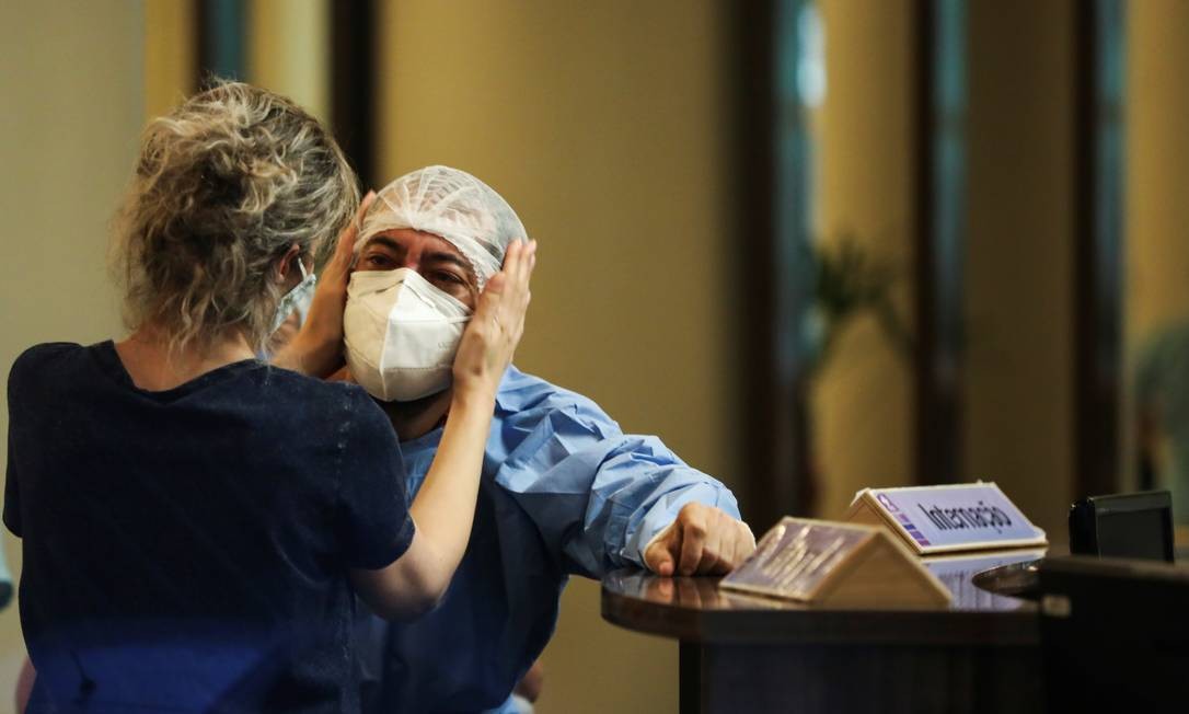 Médico é consolado por colega no hospital Getúlio Vargas, em meio ao segundo surto de coronavírus em Manaus Foto: BRUNO KELLY / REUTERS