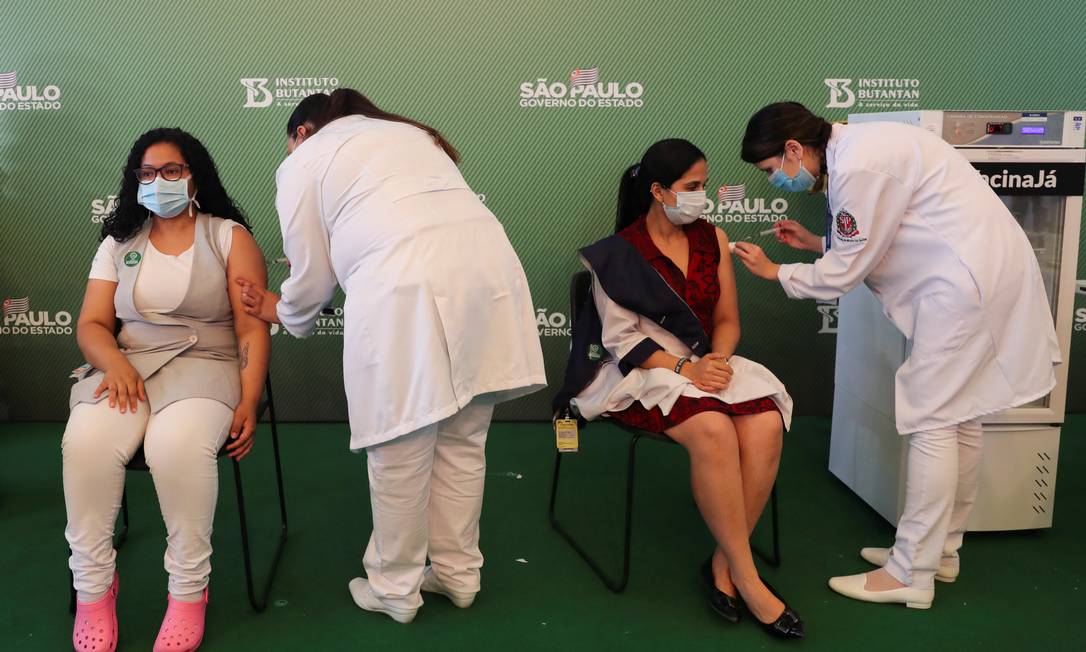 Profissionais de saúde recebem dose da CoronaVac no Hospital das Clínicas de São Paulo após aprovação da Anvisa Foto: AMANDA PEROBELLI / REUTERS