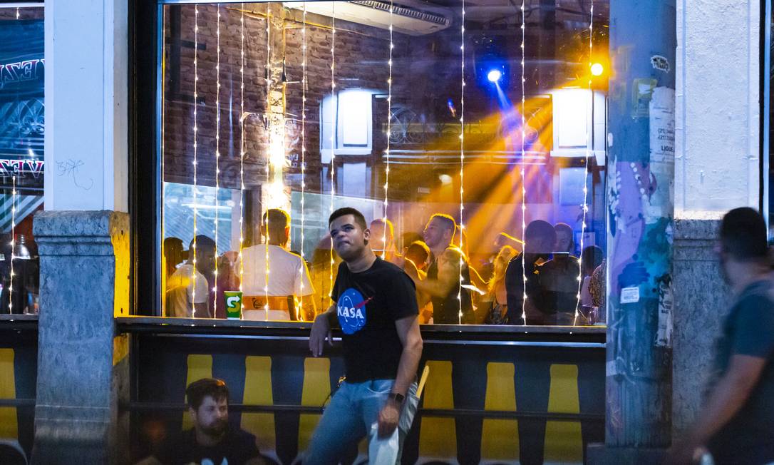 Em meio à pandemia, pessoas se aglomeram e dançam dentro do Bar da Lapa, no Rio de Janeiro Foto: Leo Martins / Agência O Globo