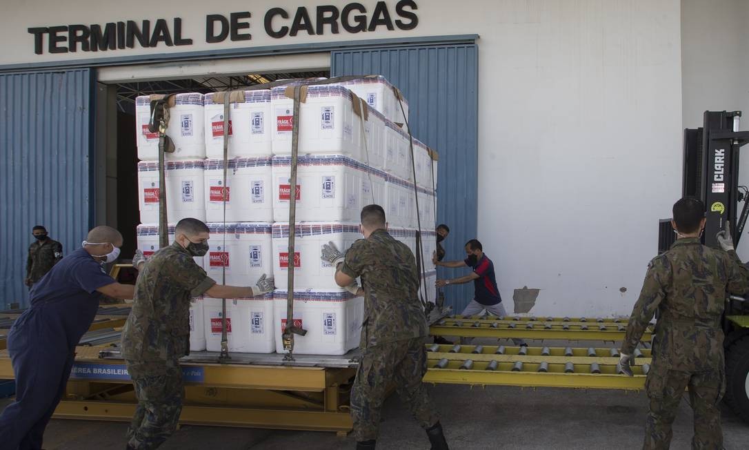 Militares transportam contêiner com doses da CoronaVac no terminal de cargas do aeroporto de Guarulhos, São Paulo Foto: Edilson Dantas / Agência O Globo