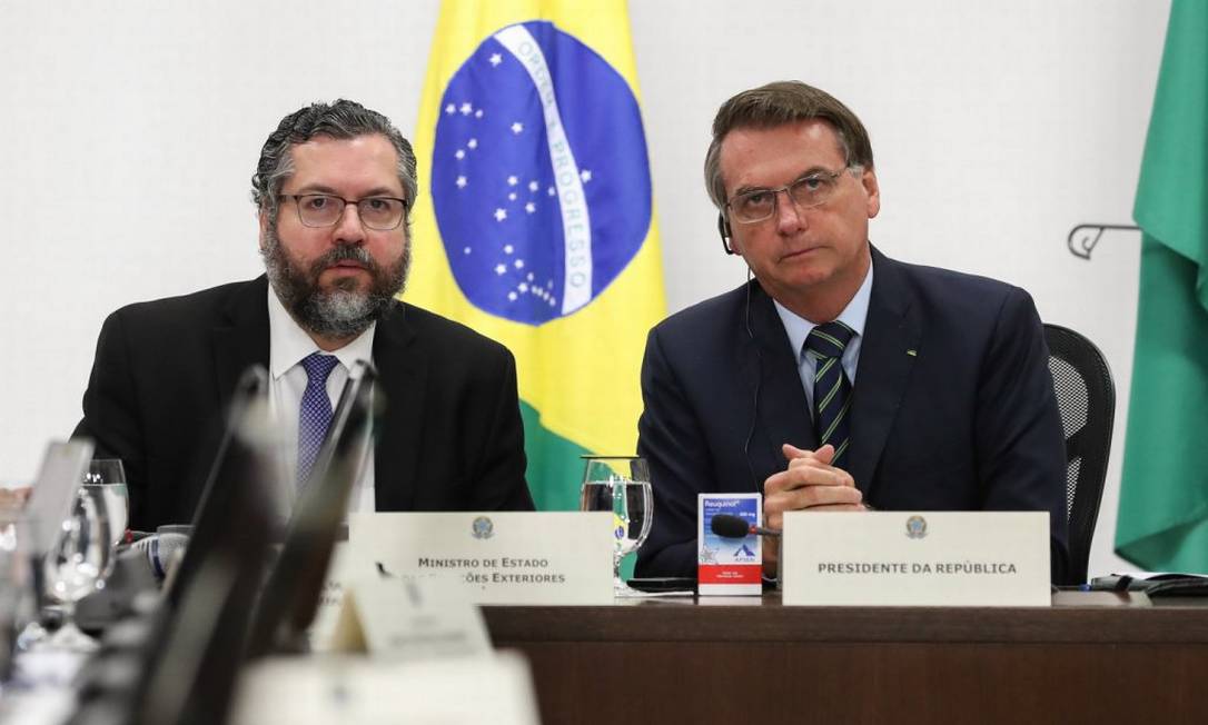 O ministro das Relações Exteriores, Ernesto Araújo, e o presidente Jair Bolsonaro exibem uma caixa de Reuquinol Foto: Alan Santos/PR