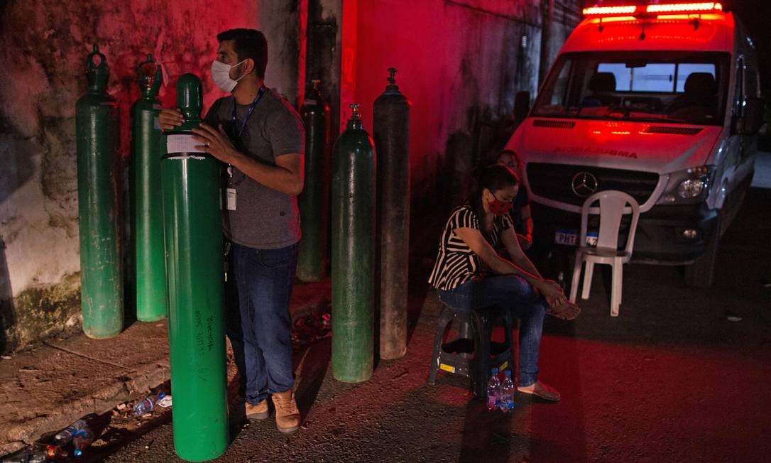 Familiar de paciente segura cilindro de oxigênio em Manaus, em 15 de janeiro de 2021. Foto: MICHAEL DANTAS / AFP