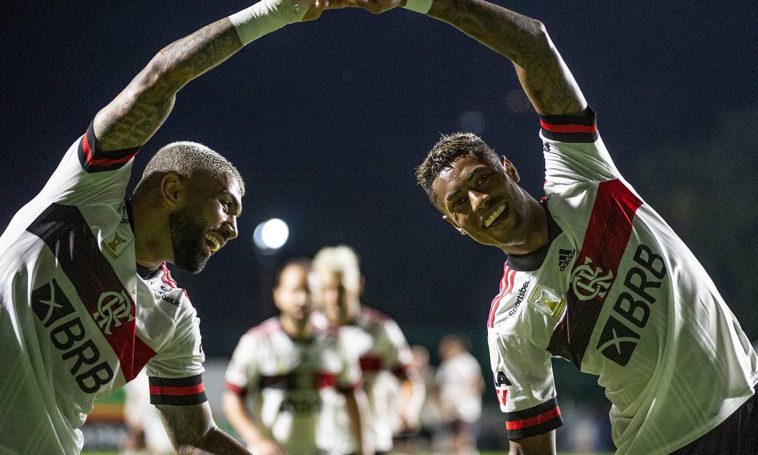 Gabigol e Bruno Henrique comemoram gol na vitória em Goiânia Foto: Foto: Alexandre Vidal / Flamengo