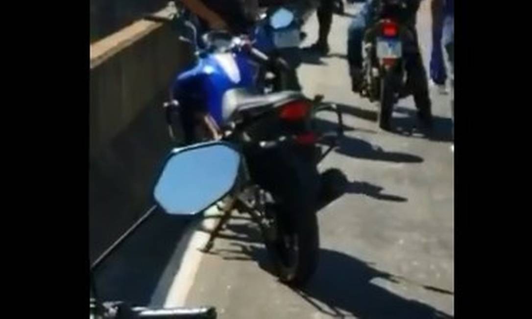 A moto que bateu na mureta da Linha Vermelha Foto: Radar Brasil / Twitter / Reprodução