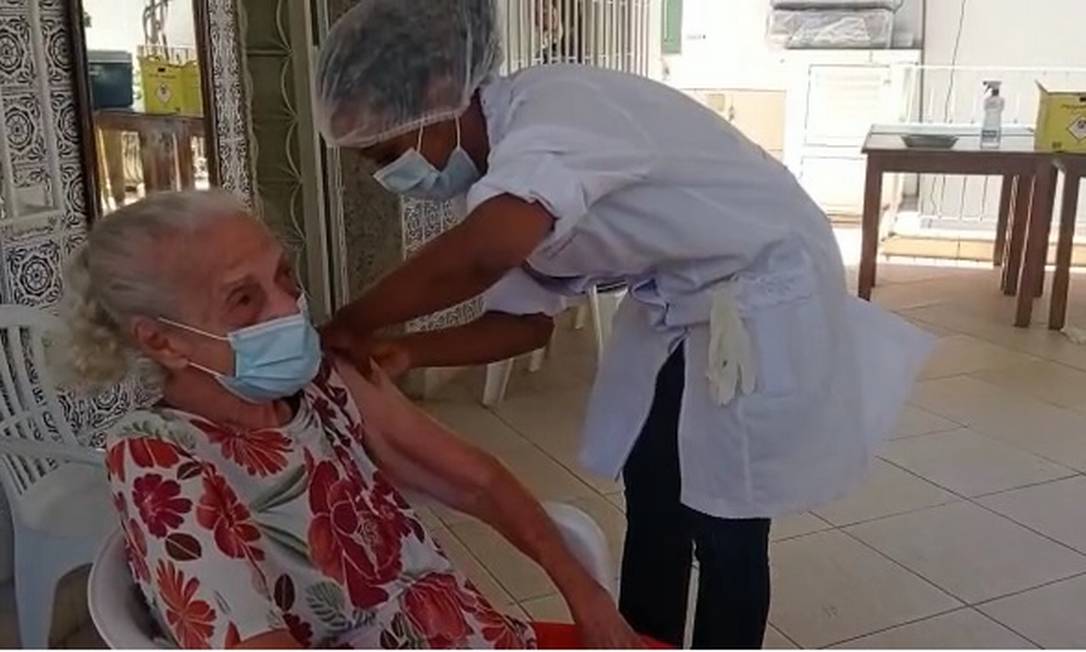 Clice de Souza Carvalho, de 93 anos, foi a primeira pessoa a ser vacinada com CoronaVac em Niterói Foto: Divulgação