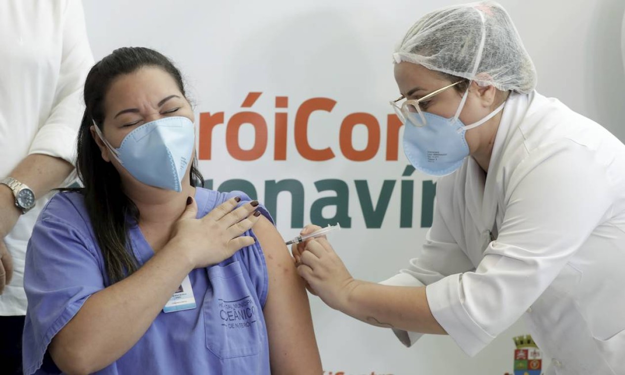 A enfermeira Bruna Lemos, de 35 anos, é a primeira profissional de saúde de Niterói a tomar a vacina contra a Covid-19, no Hospital Municipal Oceânico, unidade destinada exclusivamente para o enfrentamento ao coronavírus Foto: Gabriel de Paiva / Agência O Globo - 19/01/2021