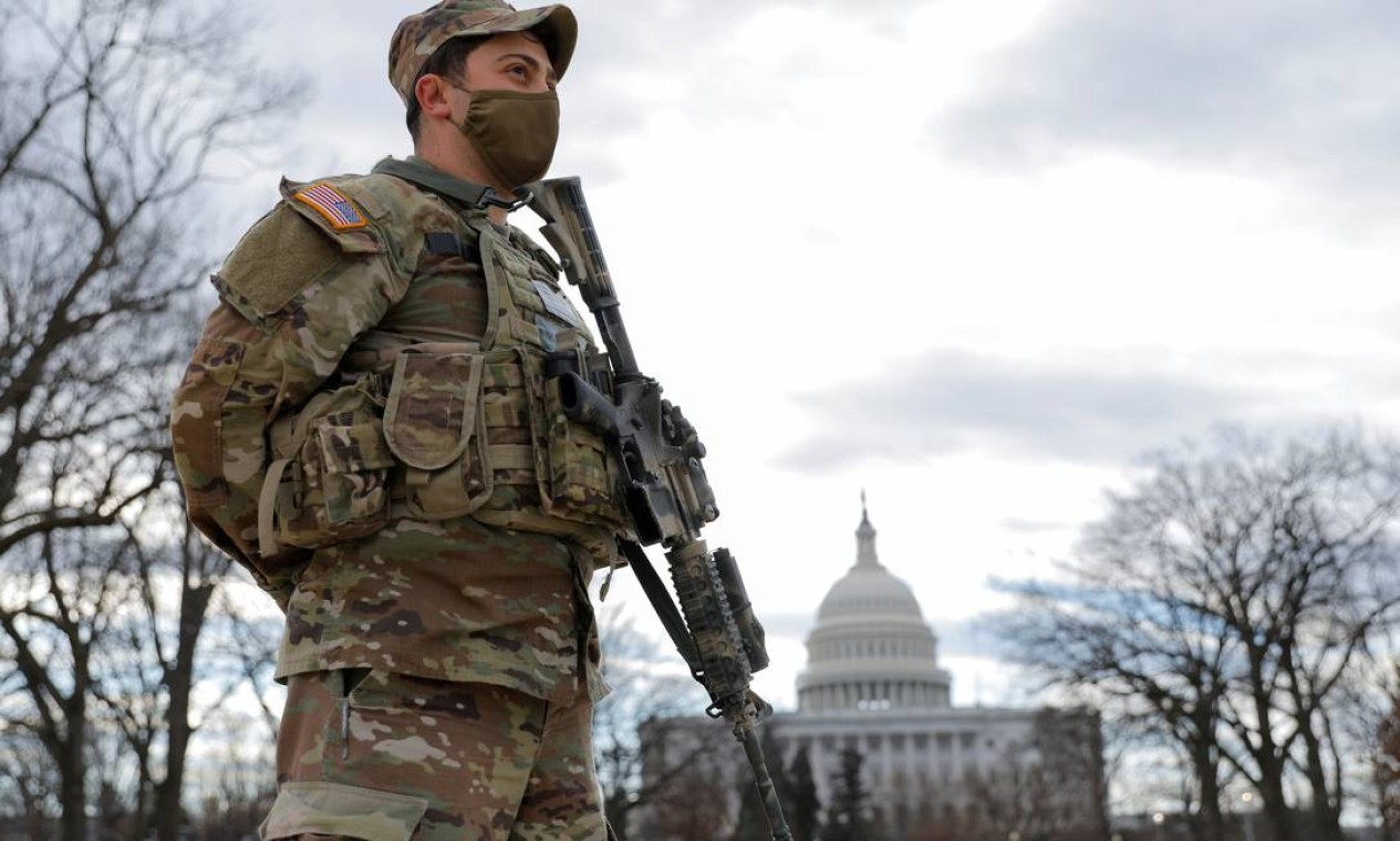 A member of the National Guard stands near the U.S. Capitol building ahead of U.S. President-elect Joe Biden's inauguration, in Washington, U.S., January 19, 2021. REUTERS/Andrew Kelly Foto: ANDREW KELLY / REUTERS