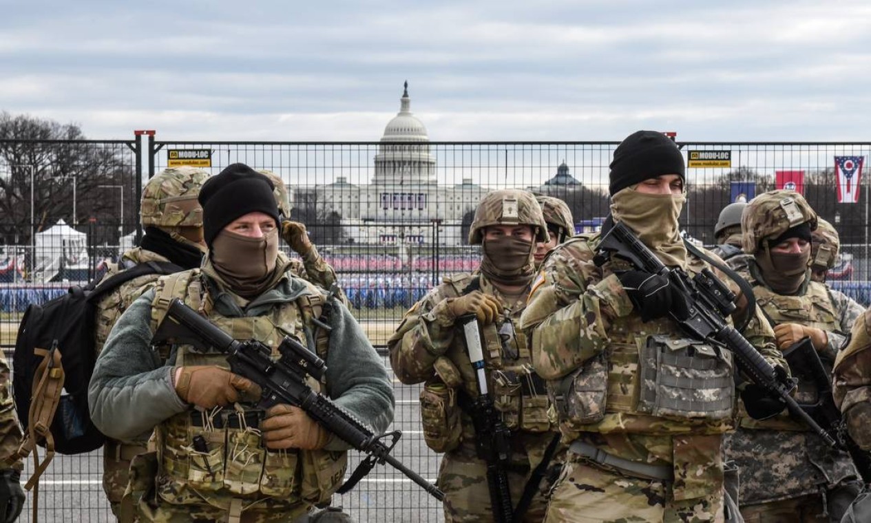 Guarda Nacional foi colocada de prontidão, em frente ao Capitólio dos EUA, às vésperas da posse de Biden Foto: STEPHANIE KEITH / AFP