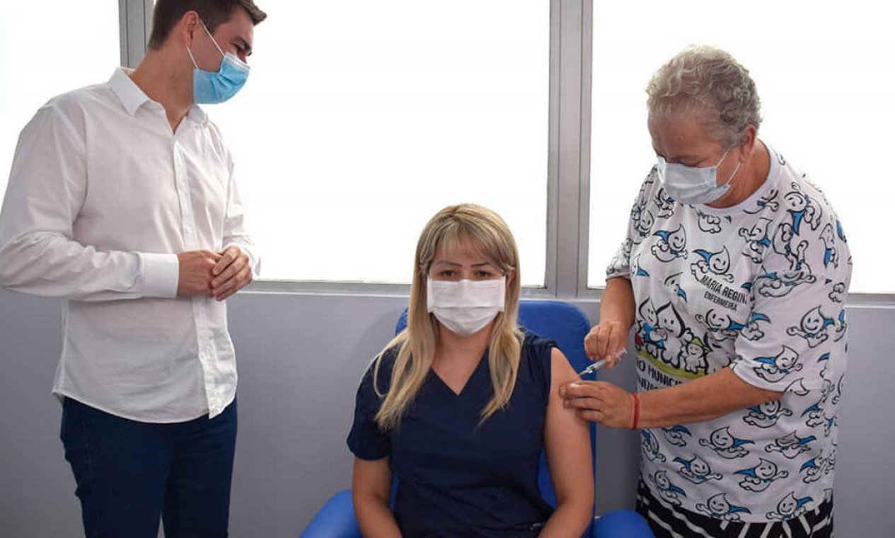 A médica Patrícia Mendes de Lima foi a primeira a receber a vacina em Resende Foto: Divulgação - 19/01/2021
