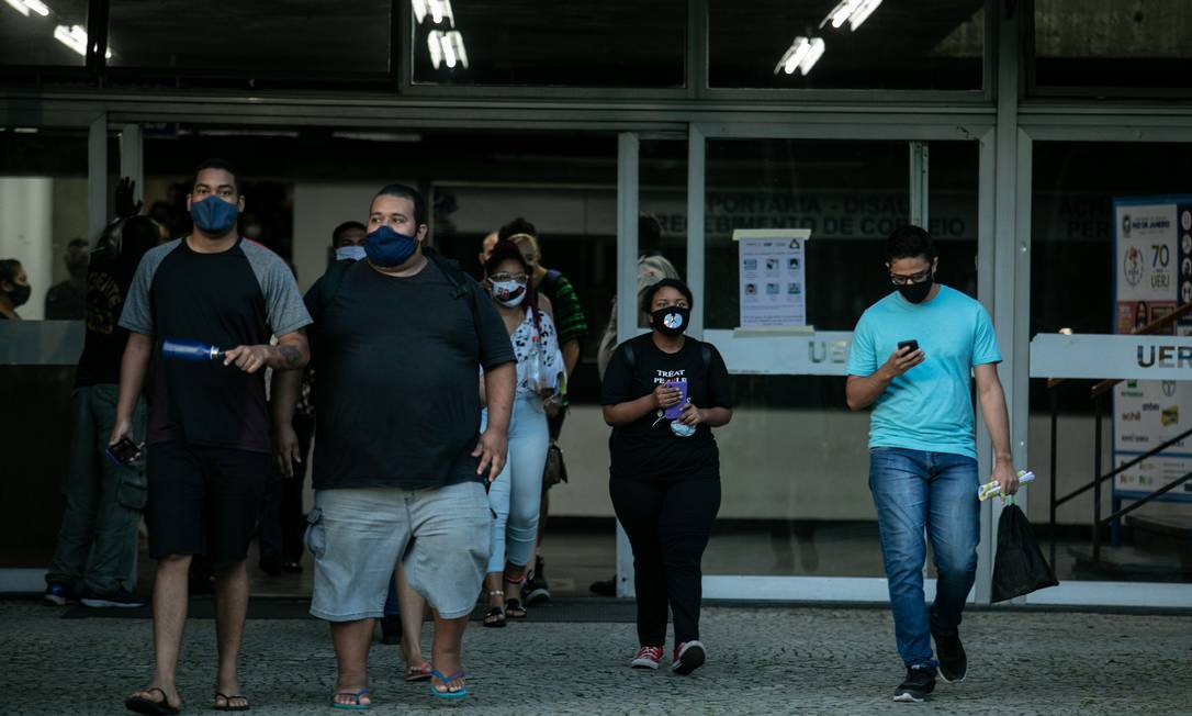 Alunos deixam prova do Enem na Uerj Foto: Brenno Carvalho / Agência O Globo