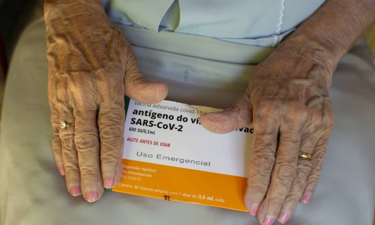 Dona Maria José, de 101 anos, exibe a caixa da CoronaVac: ela e mais cinco habitantes mais idosos de Rio das Flores foram vacinados Foto: Márcia Foletto / Agência O Globo - 19/01/2021