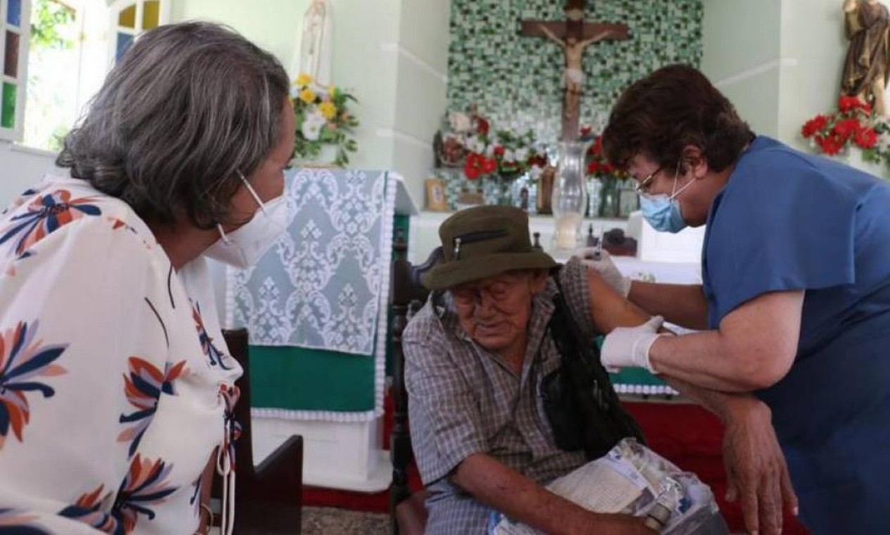 Idoso Oscar Gás, de 92 anos, foi o primeiro a ser imunizado no município de São João da Barra, no Norte Fluminense. Vacinação teve início no Retiro São João Batista Foto: Divulgação / PSJB - 19/01/2021