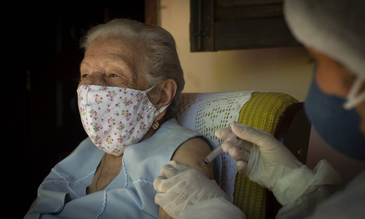 Dona Maria José, de 101 anos, foi a primeira a receber a dose da CoronaVac em Rio das Flores Foto: Márcia Foletto / Agência O Globo