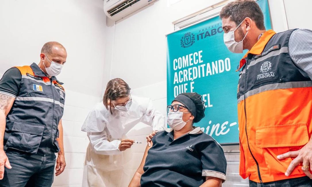 Em Itaboraí, a primeira a receber a vacina foi Mônica da Rosa, funcionária de serviços gerais Foto: PMI - 19/01/2021