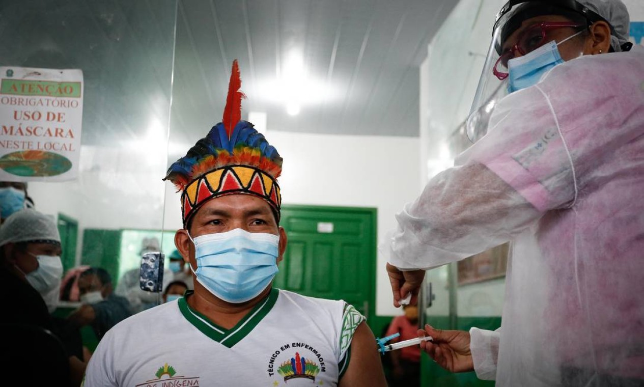 Vacinação em aldeias indígenas, um dos grupos prioritários definidos pelo Ministério da Saúde, começou na manhã desta terça-feira Foto: Pablo Jacob / Agência O Globo