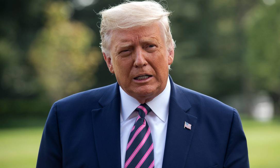 Donald Trump fala com a imprensa na Casa Branca, no dia 18 de janeiro Foto: SAUL LOEB / AFP