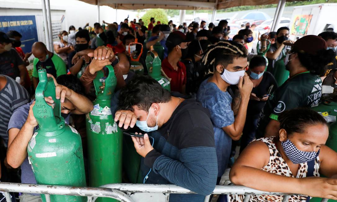 Familiares de pacientes hospitalizados por Covid-19 fazem fila para encher os cilindros de oxigênio em Manaus Foto: BRUNO KELLY / REUTERS