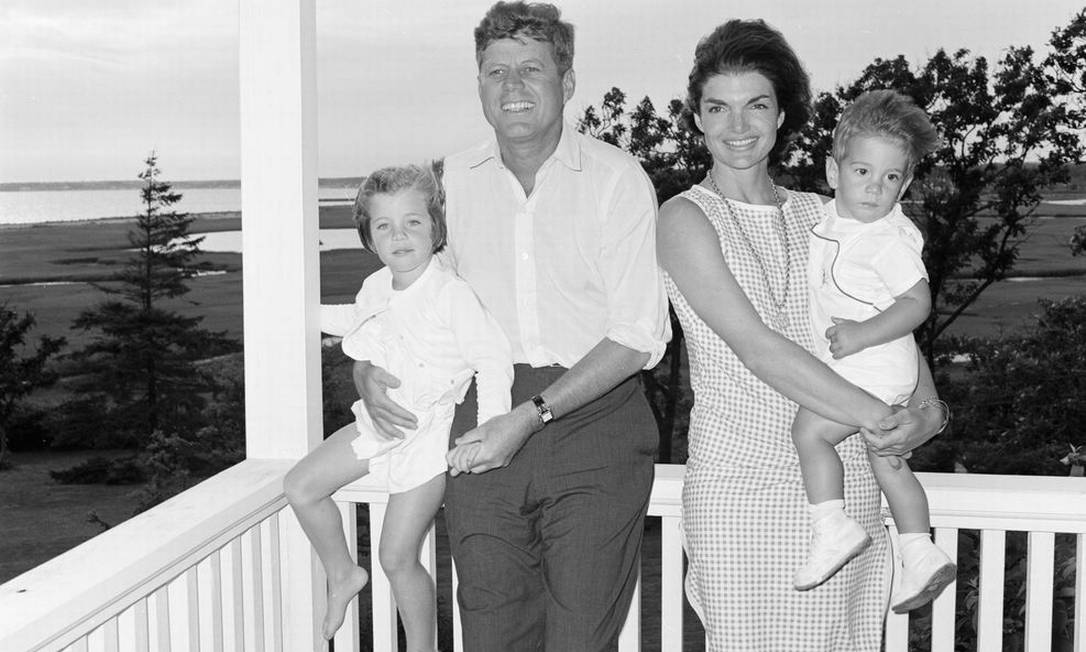 President John F. Kennedy and First Lady Jacqueline Kennedy with their children Carolyn and John in Massachusetts, Haines Harbor, August 4, 1962 Photo: Cecil Stutton / John F.  Kennedy Presidential Museum