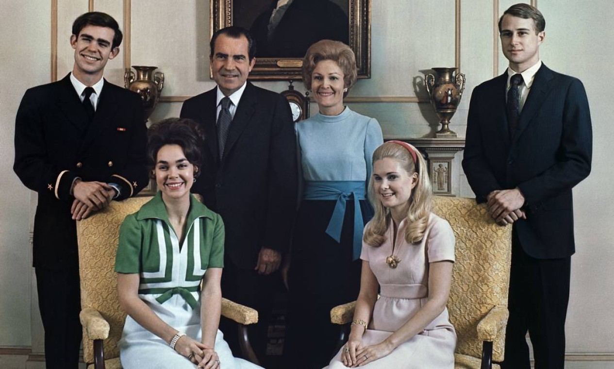Retrato da família Nixon, com Julie e David Eisenhower, o presidente, Richard Nixon, a primeira-dama, Pat Nixon, Tricia e Edward Cox, em
24 de dezembro de 1971 Foto: Arquivo / White Gouse