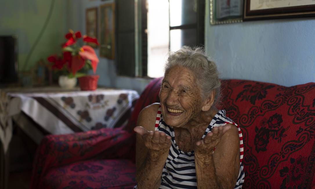 Dona Hilda Cândida, de 108 anos, moradora de Rio das Flores diz que não vai se vacinar para deixar o imunizante para os mais novos Foto: Márcia Foletto / Agência O Globo