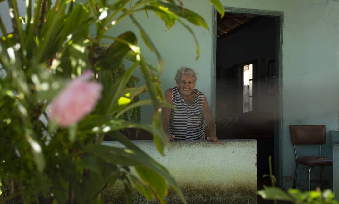 Dona Hilda Cândida, de 108 anos, na varanda de sua casa, em Rio das Flores Foto: Márcia Foletto / Agência O Globo