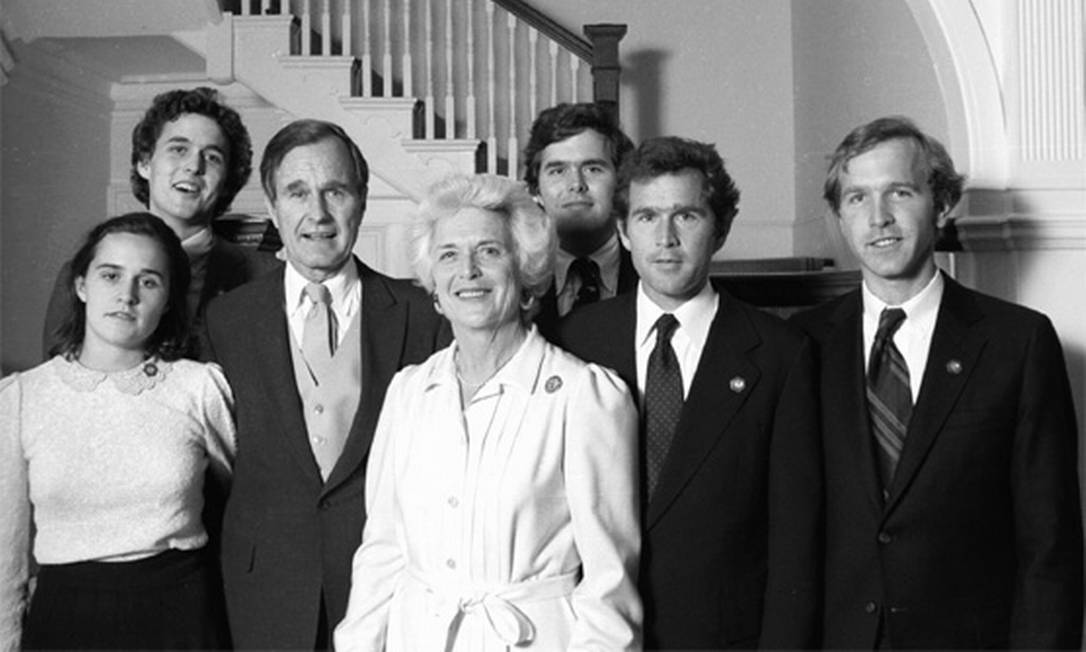 Family Inauguration Day, January 20, 1981, at the Vice Presidential Palace, Washington.  From left: Toro, Marvin, George HW, Barbara, Jeff, George W.  And Neil Photo: George Bush Presidential Library