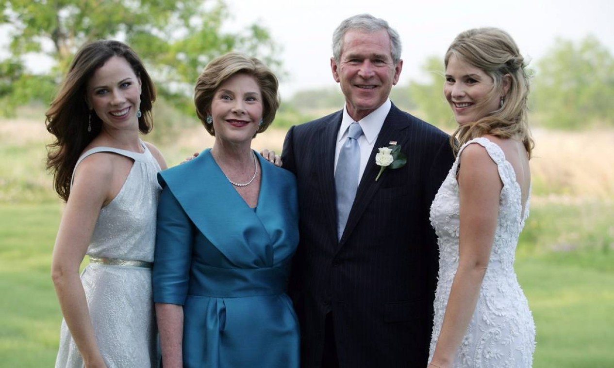 A segunda geração da família Bush a ocupar a Casa Branca. George W. Bush e Laura Bush posam com as filhas Barbara e Jenna, em maio de 2008, durante o casamento de Jenna e Henry Hager Foto: Arquivo / White House