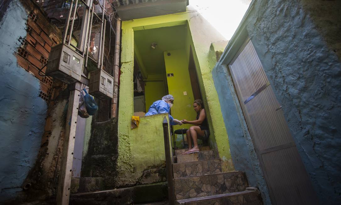 Agente de saúde no morro da Mangueira, no Rio de Janeiro Foto: Bruna Prado / Getty Images