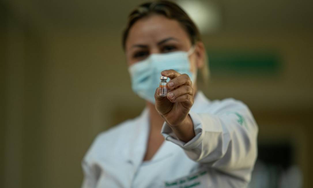 Profissional de saúde mostra a vacina CoronaVac, aplicada na primeira etapa de vacinação do Rio Foto: Brenno Carvalho em 20/01/21 / Agência O Globo