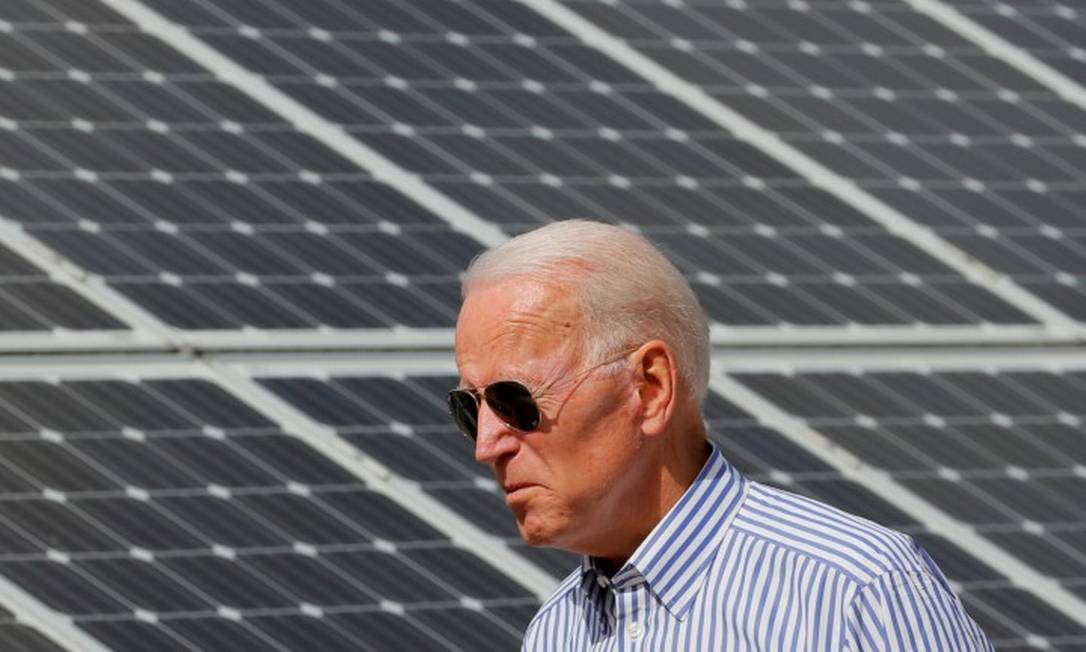 Presidente eleito dos Estados Unidos, Joe Biden, em frente a painel solar em New Hampshire Foto: BRIAN SNYDER / REUTERS / 4-6-19