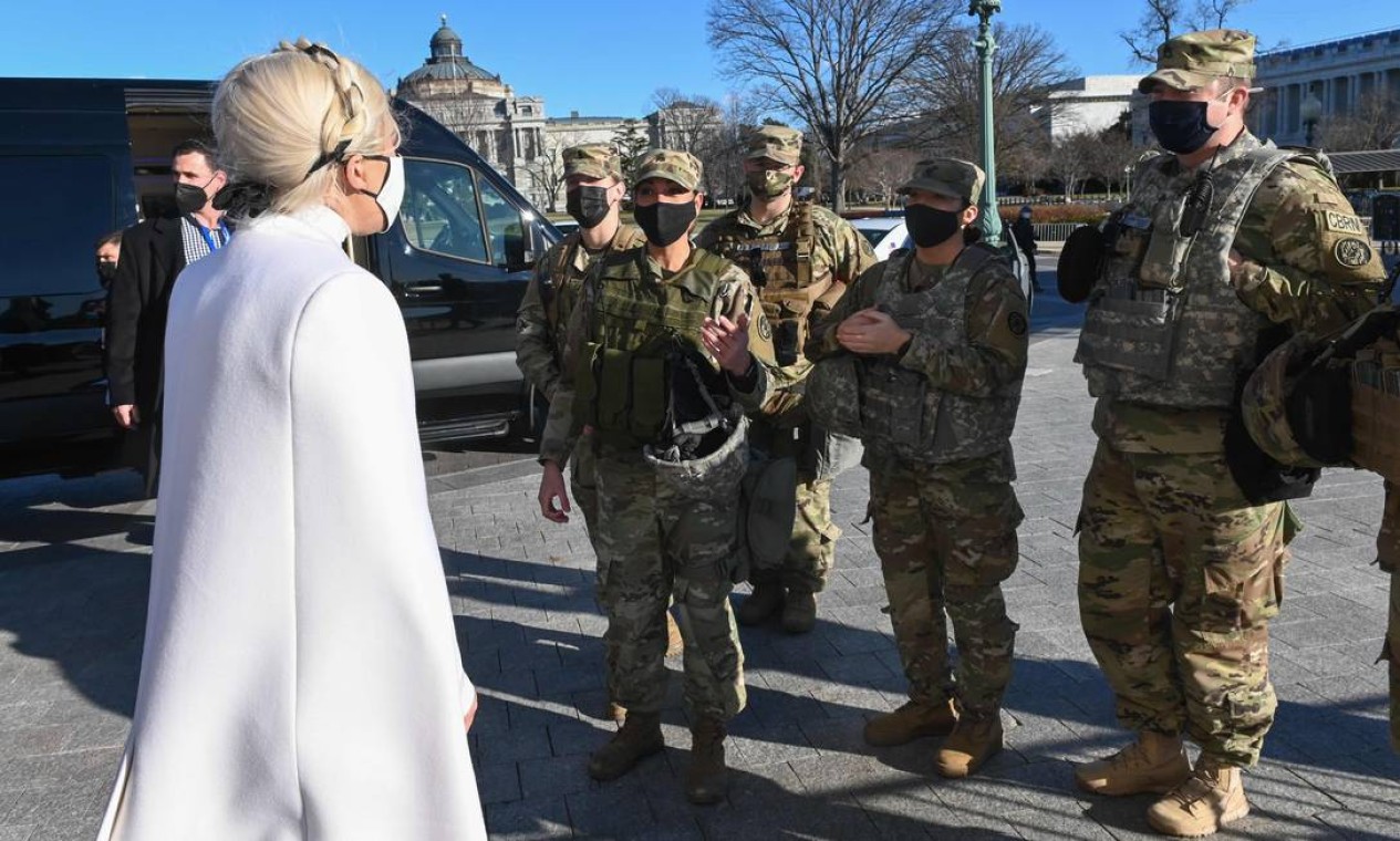 Cantora norte-americana Lady Gaga cumprimenta soldados da Guarda Nacional ao deixar o edifício do Capitólio dos Estados Unidos após o ensaio na véspera da posse Foto: ROBERTO SCHMIDT / AFP
