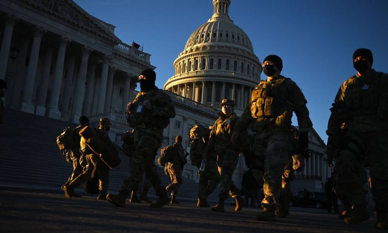 Membros da Guarda Nacional dos EUA cercam o Capitólio dos EUA Foto: BRENDAN SMIALOWSKI / AFP