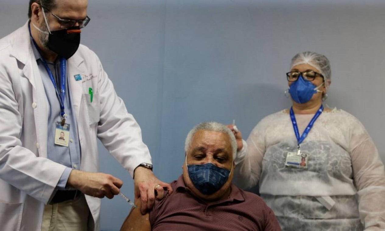 O neurocirurgião Ivan Santana é o primeiro vacinado contra Covid-19 no Hospital Miguel Couto, na Zona Sul do Rio. Foto: Marcia Foletto / Agência O Globo