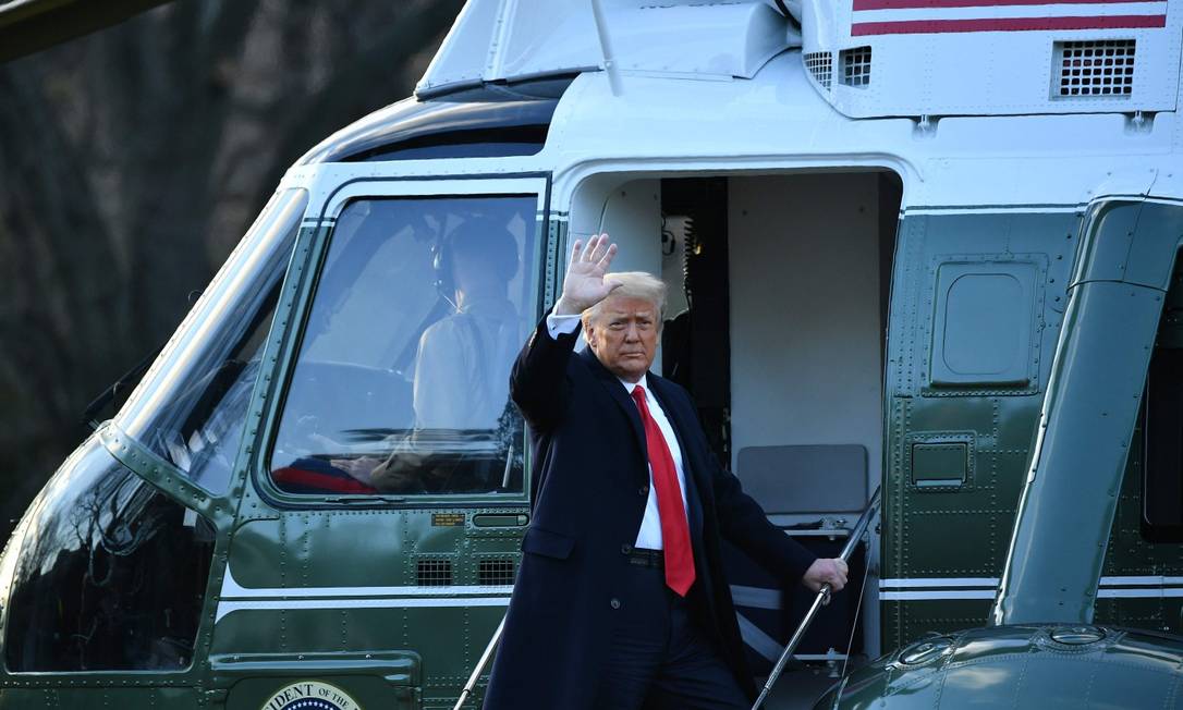 Presidente Donald Trump embarca no Marine One, helicóptero oficial do chefe de Estado americano, pela última vez Foto: MANDEL NGAN / AFP