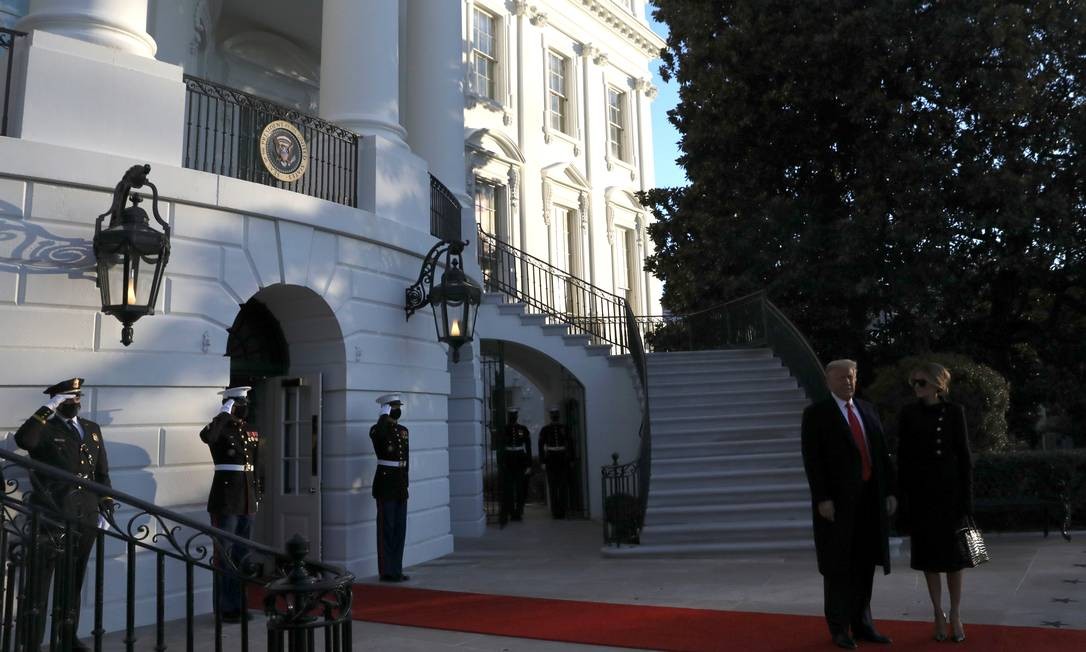Donald Trump e Melania Trump falam com a imprensa pela última vez na Casa Branca como presidente e primeira dama dos Estados Unidos Foto: LEAH MILLIS / REUTERS