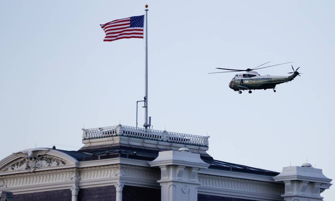 Marine One sobrevoa a Casa Branca com Donald Trump e a esposa Melania Trump rumo à residência, na Flórida Foto: ANDREW KELLY / REUTERS