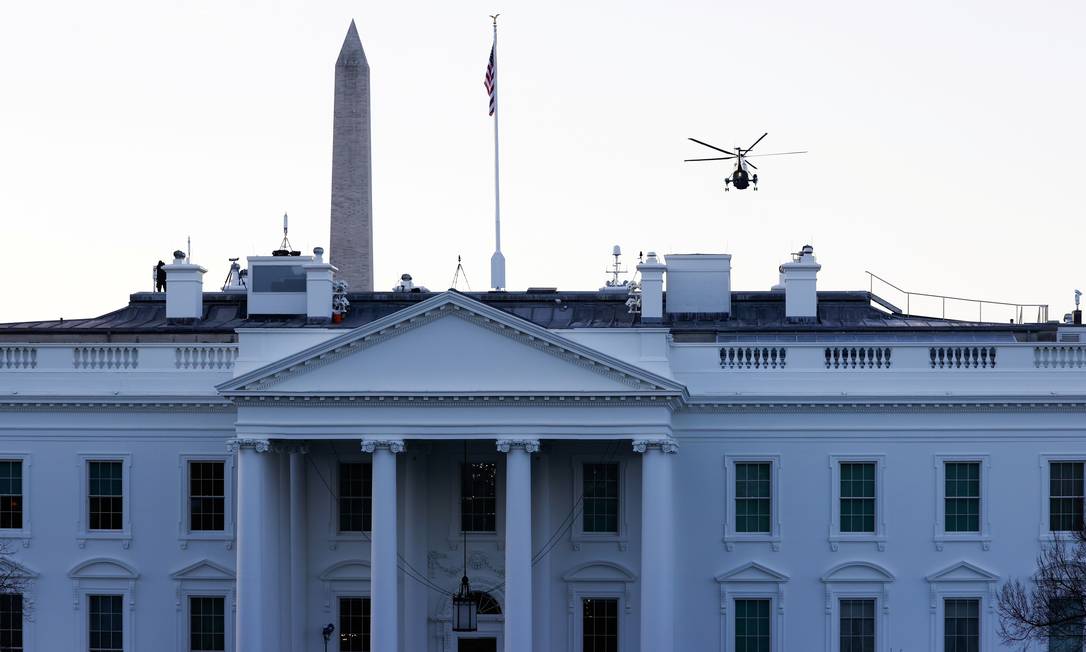 Marine One sorvola la Casa Bianca con Donald Trump e sua moglie Melania Trump verso la residenza in Florida Foto: Andrew Kelly/Reuters