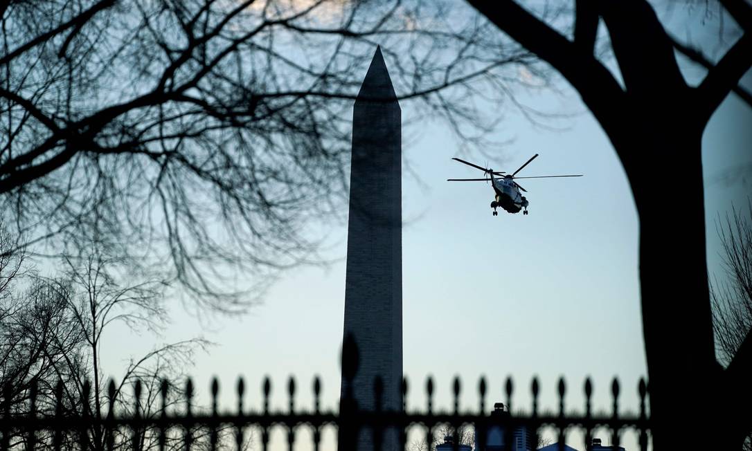Marine One passa pelo Monumento a Washington Foto: EVAN VUCCI / AFP