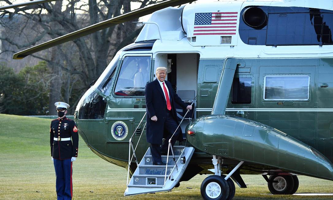 Donald Trump sale a bordo dell'elicottero Marina One: non parteciperà all'inaugurazione di Joe Biden Foto: MANDEL NGAN / AFP