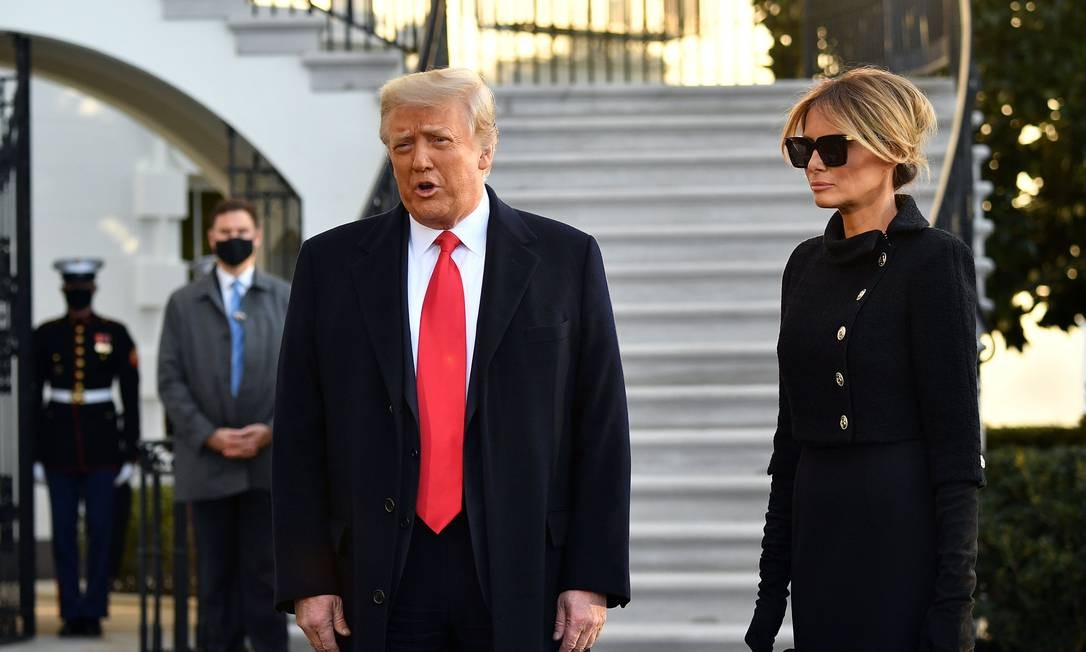 Donald Trump e Melania Trump falam com a imprensa pela última vez na Casa Branca como presidente e primeira dama dos Estados Unidos Foto: MANDEL NGAN / AFP
