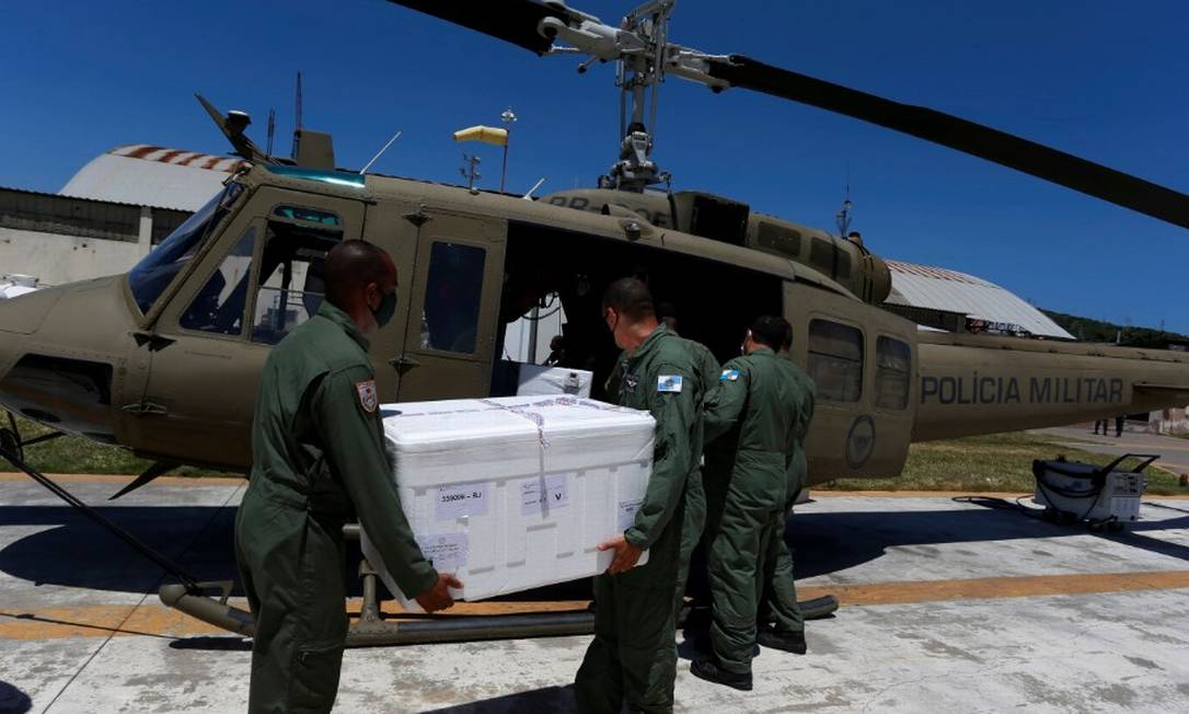 Vacinas contra Covid-19 são levadas para helicóptero Foto: Fabiano Rocha / Agência O Globo