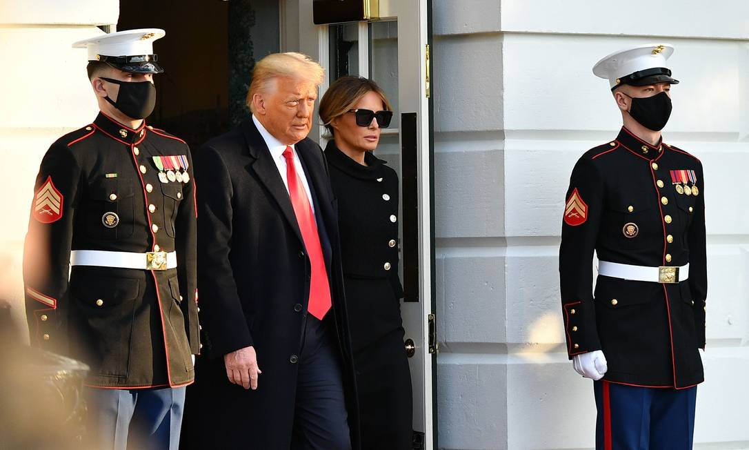 Donald Trump e Melania Trump saem da Casa Branca pela última vez como presidente e primeira dama dos Estados Unidos Foto: MANDEL NGAN / AFP