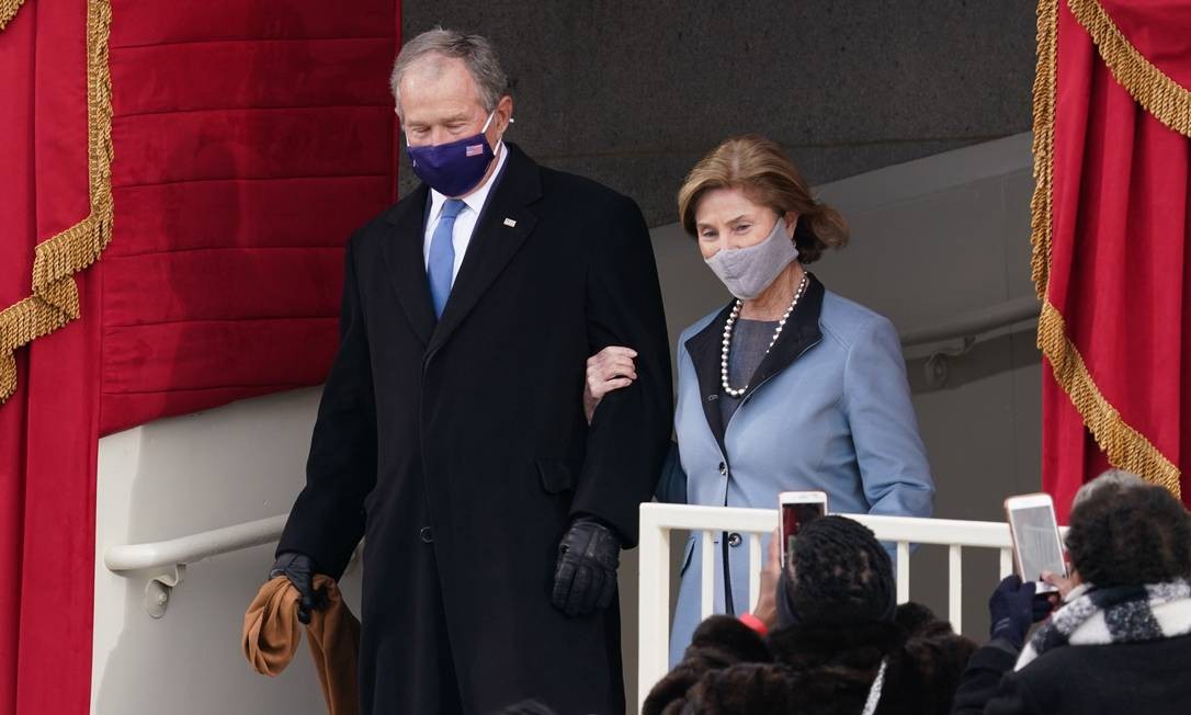 O ex-presidente dos EUA George W. Bush e sua esposa Laura Bush chegam para a posse de Joe Biden Foto: KEVIN LAMARQUE / REUTERS